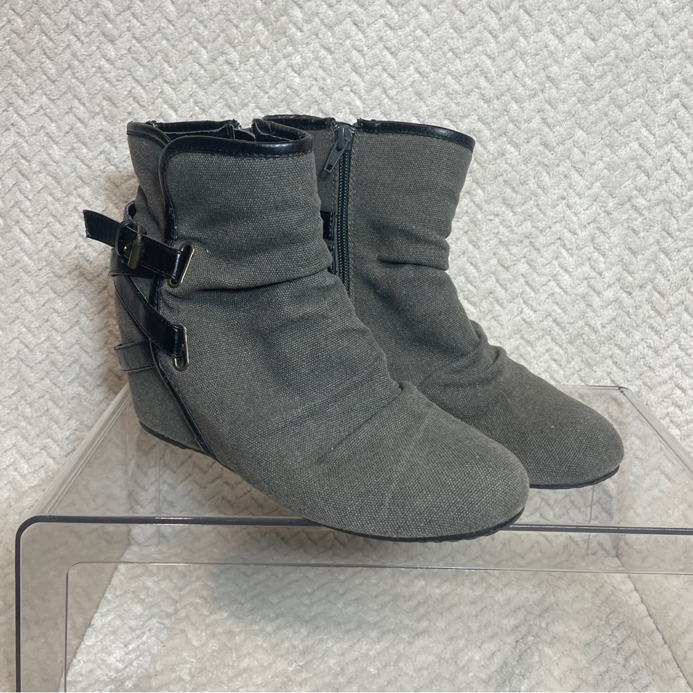 Mudd Gray Hidden Wedge Ankle Bootie with Black‎ straps Womens 8.5M Y2K Style